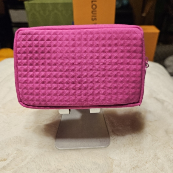 VALENTINO BEAUTY POUCH sexy pink in color, size: 6 x 4 x 1.5 - Picture 2 of 9